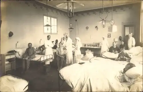 Foto Ak Krankensaal in einem französischen Lazarett, Ärzte, Krankenschwestern