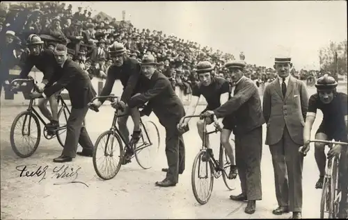 Foto Ak Radrennfahrer, Fahrräder, Zuschauer