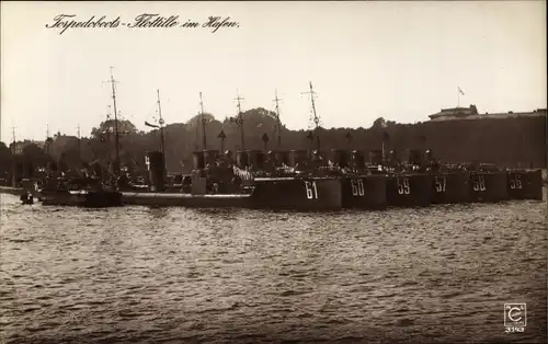 Ak Deutsche Kriegsschiffe, Torpedobootsflottille im Hafen, 61, 60, 59, 57, 58, 56, Kaiserl. Marine