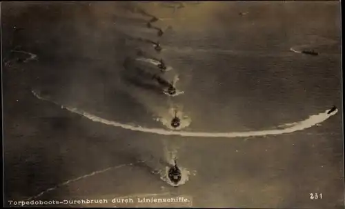 Foto Ak Deutsche Kriegsschiffe, Torpedoboots Durchbruch durch Linienschiffe, Kaiserliche Marine