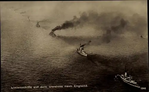 Foto Ak Deutsche Kriegsschiffe, Linienschiffe auf dem Vorstoß nach England, 1. WK