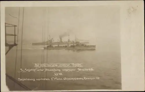 Foto Ak Deutsches Kriegsschiff, SMS Seydlitz unter Bewachung engl. Streitkräfte, Scapa Flow 1918