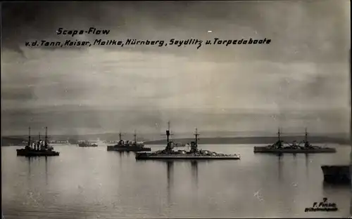 Foto Ak Dt. Kriegsschiffe v.d. Tann, Kaiser, Moltke, Nürnberg, Seydlitz, Torpedoboote, Scapa Flow