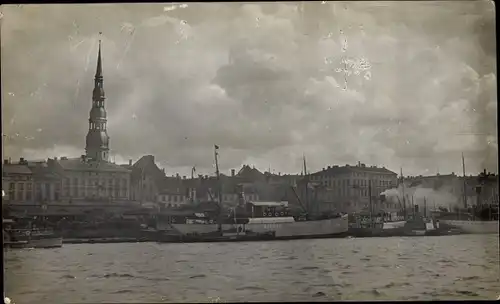Foto Ak Riga Lettland, Dampfer Windau im Hafen, St. Peters Kirche, 1917