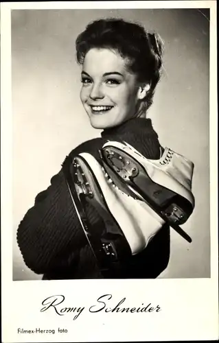 Ak Schauspielerin Romy Schneider, Portrait mit Schlittschuhen