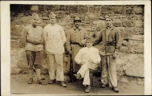 Foto Ak Französische Soldaten in Uniformen, Gruppenaufnahme vor einer Mauer