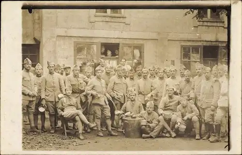 Foto Ak Französische Soldaten in Uniformen, Gruppenaufnahme vor einem Haus