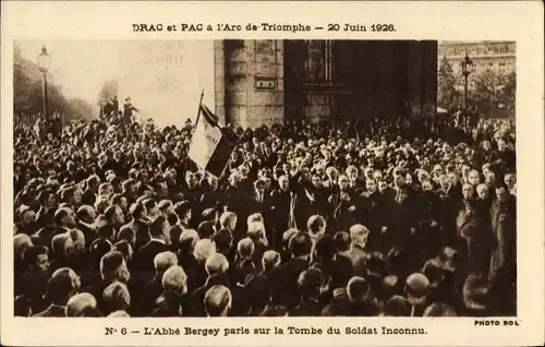 Ak Paris VIII., Drac et Pac a l'Arc de Triomphe 1926, l'Abbe Bergey parle sur la Tombe du Soldat