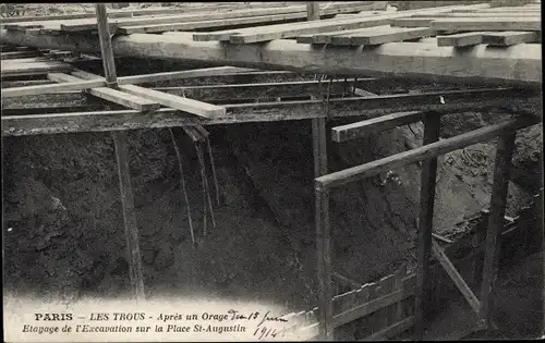 Ak Paris VIII., Les Trous, apres un Orage, Etayage de l'Excavation sur la Place St. Augustin