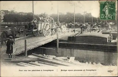 Ak Compiègne Oise, Pont sur les peniches, caleches, soldats