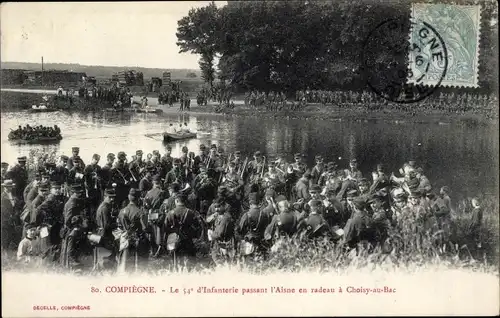 Ak Compiègne Oise, Le 54 d'Infanterie passant l'Aisne en radeau a Choisy au Bac