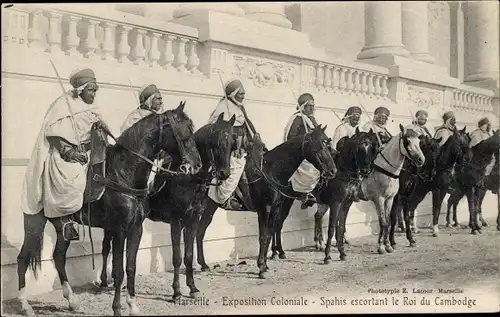 Ak Marseille Bouches du Rhône, Exposition Coloniale, Spahis escortant le Roi du Cambodge