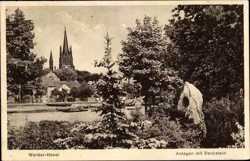 Ak Werder an der Havel, Anlagen mit Denkstein, Kirche im Hintergrund