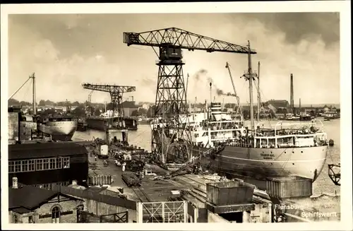 Ak Flensburg in Schleswig Holstein, Schiffswerft, Kran, Dampfer Transvaal Hamburg