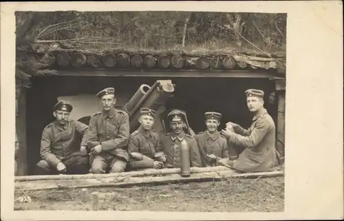 Foto Ak Deutsche Soldaten in Uniform, Geschütz im Unterstand, Nordfrankreich 1917, 1. WK