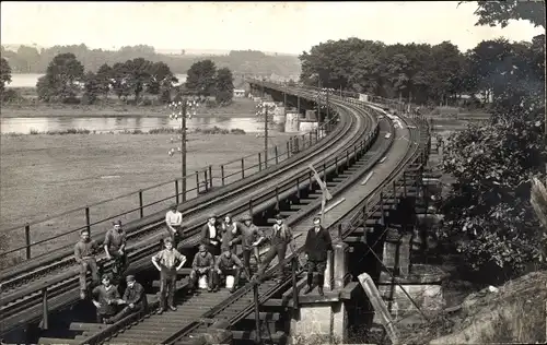 Foto Ak Gleisbauer, Bauarbeiter auf einer Eisenbahnbrücke