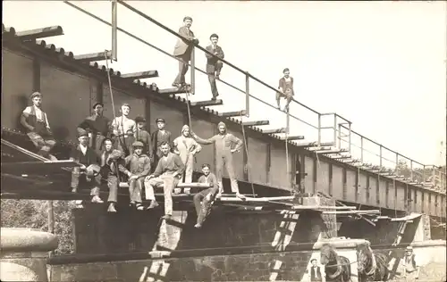 Foto Ak Gleisbauer, Bauarbeiter auf einer Eisenbahnbrücke