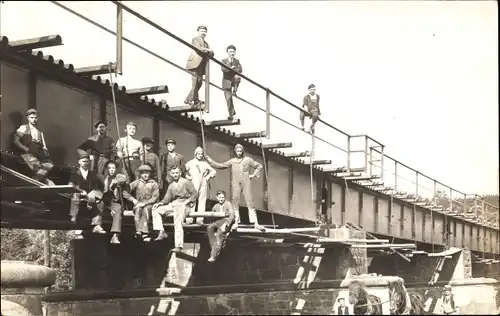 Foto Ak Gleisbauer, Bauarbeiter auf einer Eisenbahnbrücke