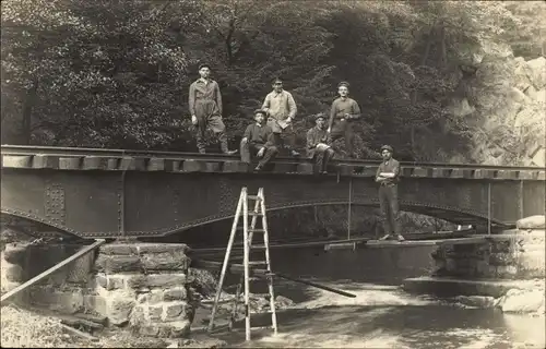 Foto Ak Gleisbauer, Bauarbeiter auf einer Eisenbahnbrücke