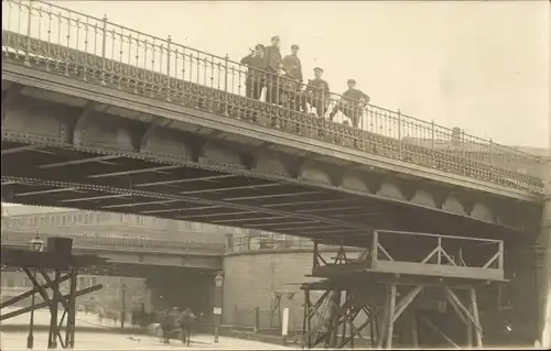Foto Ak Gleisbauer, Bauarbeiter auf einer Eisenbahnbrücke, Hochbahn