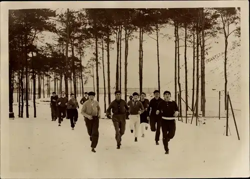 Foto Berlin Grunewald, Leichtathleten, Wintertraining der Langstreckenläufer, Ottomar Krupski
