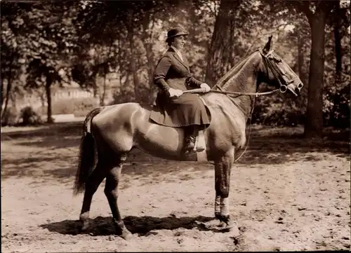 Foto Dame auf einem Pferd, Reiterin