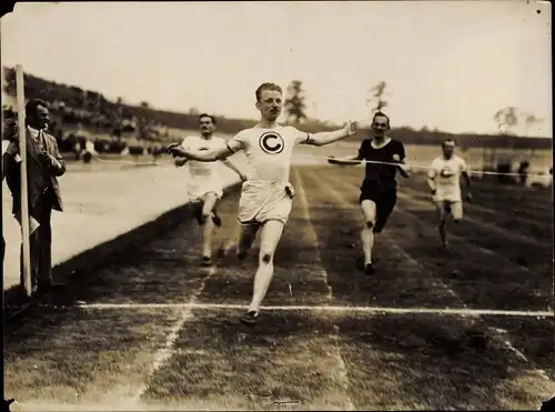 Foto Leichtathletik, Läufer des SCC Sport Club Charlottenburg im Ziel