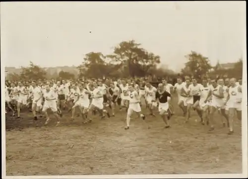 Foto Berlin, Herbstwaldlauf des V. B. A. V. 1924, Start der Junioren und Senioren