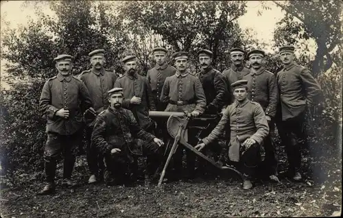 Foto Ak Deutsche Soldaten in Uniformen mit Maschinengewehr, I WK
