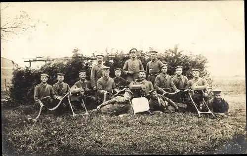 Foto Ak Deutsche Soldaten in Uniformen mit Maschinengewehren, Gruppenaufnahme, I WK