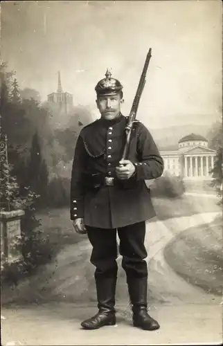 Foto Ak Deutscher Soldat in Uniform, Pickelhaube, Standportrait, Schützenschnur, I WK