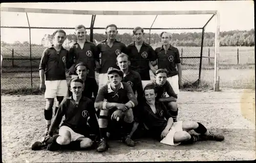 Foto Ak Fußballer vor dem Tor, Gruppenaufnahme