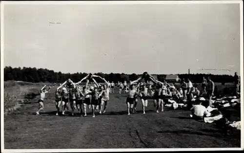 Foto Ak Männer bei einem Wettkampf, Läufer tragen Männer