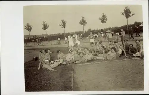 Foto Ak Sportler auf einer Wiese, Sportplatz