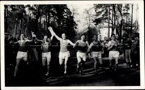 Foto Ak Wettläufer vor dem Zieleinlauf