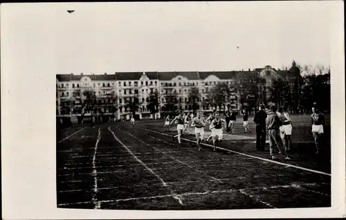 Foto Ak Paarlaufen 1929, Wettläufer im Stadion