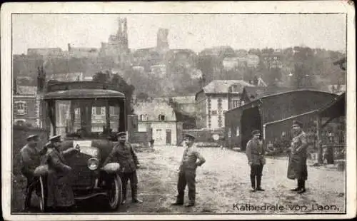 Ak Laon Aisne, Deutsche Soldaten mit LKW, im Hintergrund die Kathedrale, I WK