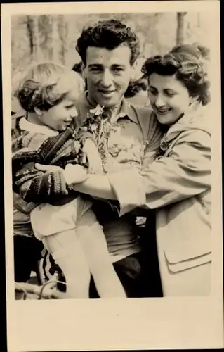 Ak Stan Brittain, Englischer Radrennfahrer, Friedensfahrt 1955, Frau und Kind