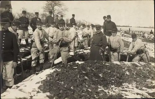 Foto Ak Französische Soldaten in Uniformen heben Gräben aus, I WK