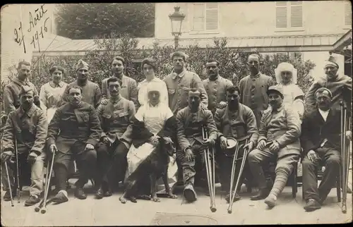Foto Ak Verwundete Französische Soldaten in Uniformen mit Krankenschwestern, Lazarett, I WK