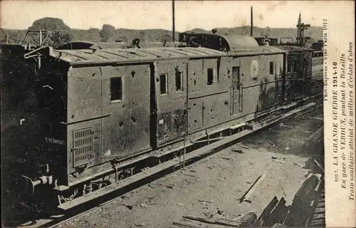 Ak Verdun Meuse, En gare pendant la Bataille, Train sanitaire, I WK