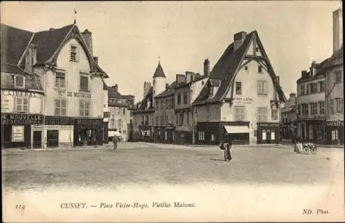 Ak Cusset Allier, Place Victor Hugo, Vieilles Maisons
