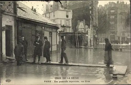 Ak Paris XVI., Crue de la Seine, une passerelle improvisee, rue Gros