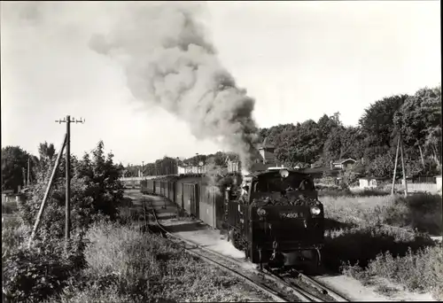 Ak Schmalspurbahn Putbus-Göhren, Personenzug bei der Ausfahrt aus Putbus, Juni 1973