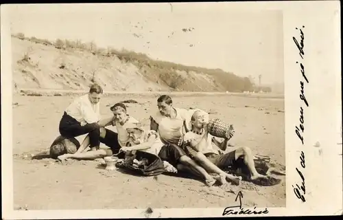 Foto Ak Hamburg ? Deutschland? Picknick am Strand