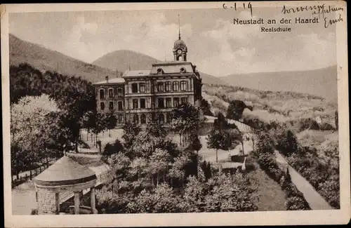 Ak Neustadt an der Weinstraße, Blick auf die Realschule, Stadtansicht