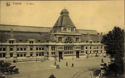 Ak Tournai Wallonien Hennegau, La Gare, Blick auf den Bahnhof, Straßenseite