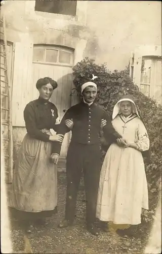 Foto Ak Krankenschwestern mit Orden, verwundeter französischer Soldat, Lazarett, Ordensschwester