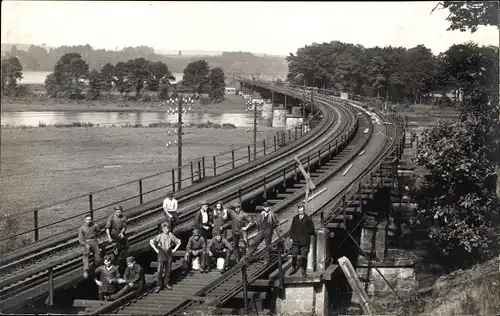 Foto Ak Gleisbauer, Bauarbeiter auf einer Eisenbahnbrücke