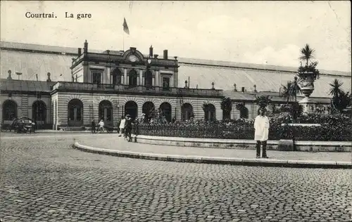 Ak Kortrijk Courtrai Westflandern, La Gare, Straßenansicht vom Bahnhof